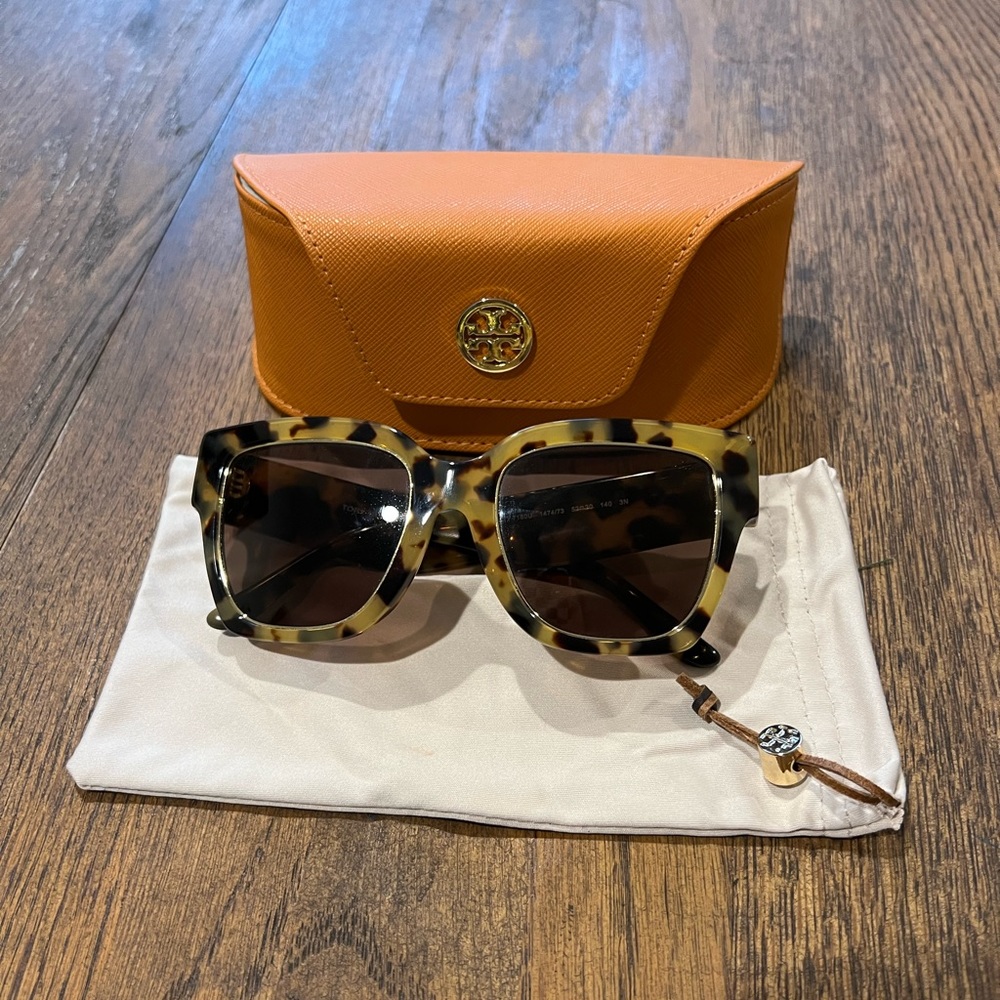 Tory Burch tortoise sunglasses EUC!!